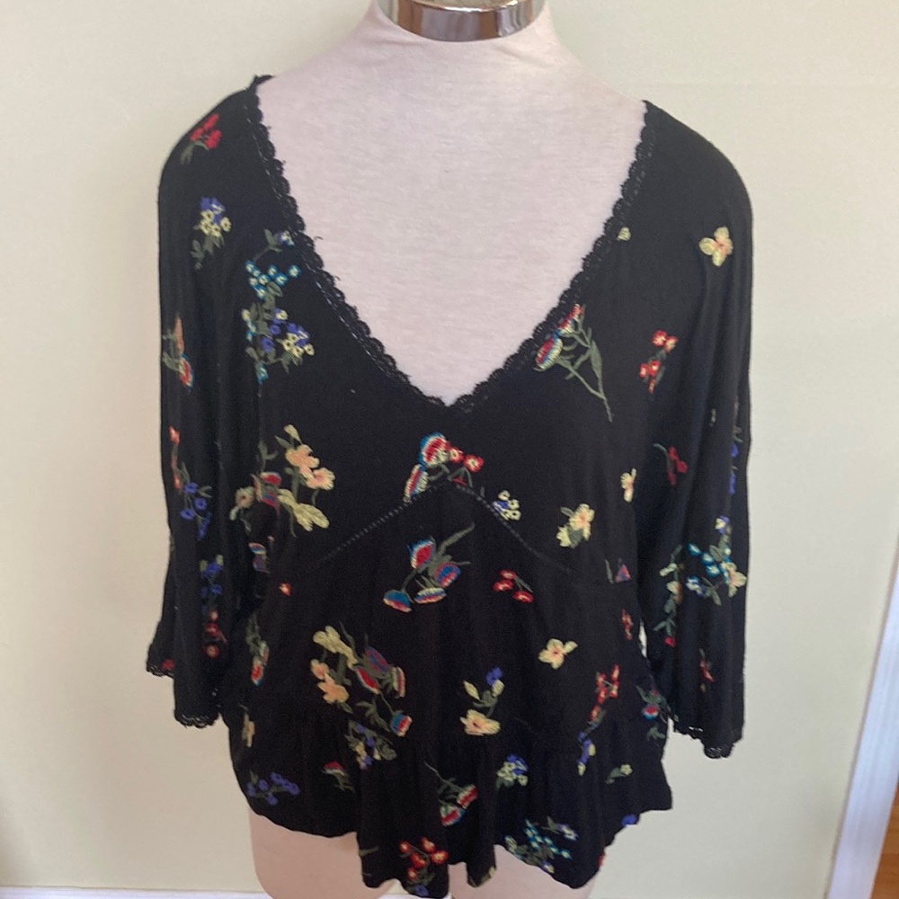 Boho Knit L/S top. Like new! Embroidered details
